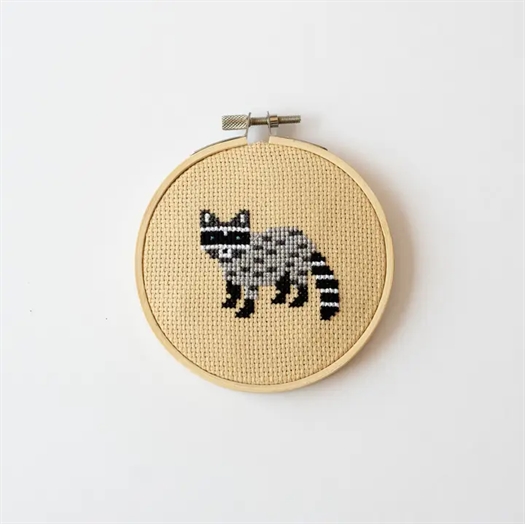 RACOON BEGINNER CROSS STITCH KIT fra Cotton Clara